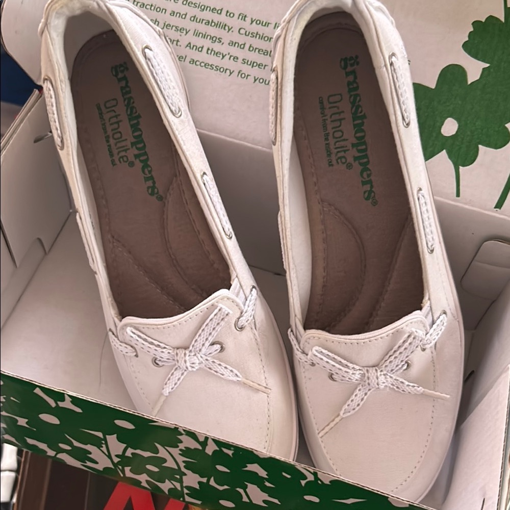 Grasshoppers White Flats with Classic Design